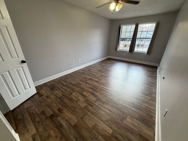 Building Photo - FOR RENT