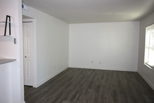 Building Photo - 2 Bedroom Condo For Rent