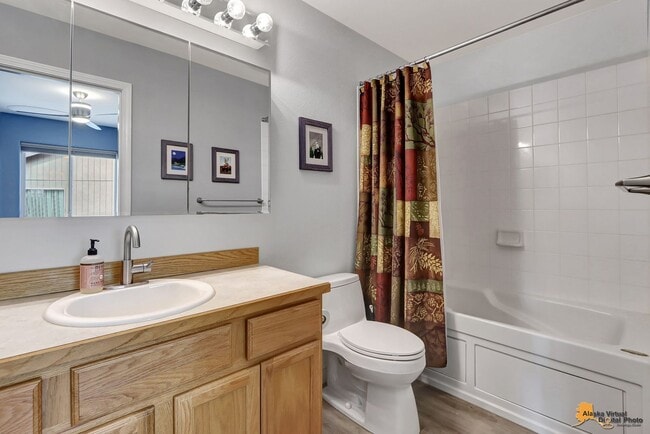Building Photo - Fully Furnished Three Bedroom Executive Re...