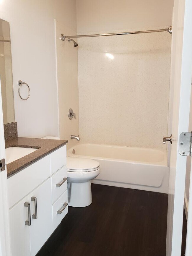 Building Photo - 2 bedroom in Oakland CA 94609