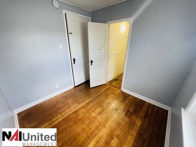 Building Photo - 5 bedroom, 2.5 bath home located on the We...