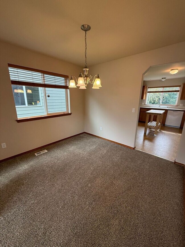 Building Photo - Beautiful 4 Bedroom in the Hidden Lake Community!