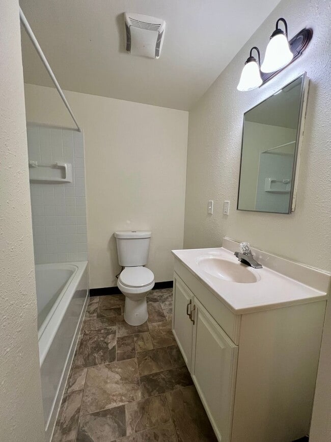Building Photo - Charming 2-Bedroom Apartment in SE Portland!