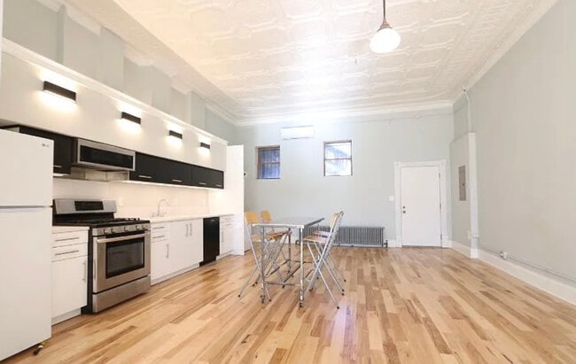 Building Photo - 1316 W Erie St