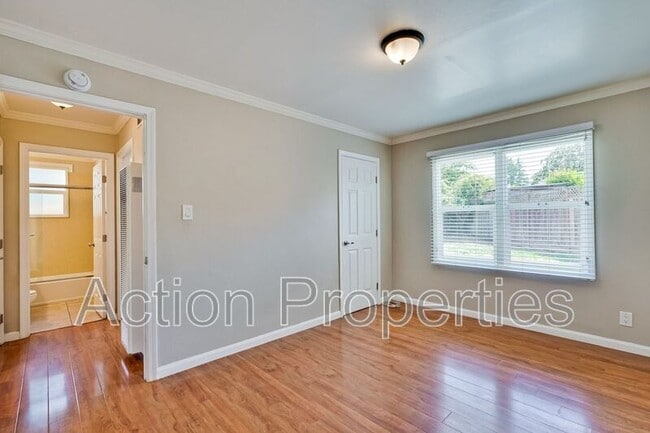 Building Photo - 489 Rollins Rd