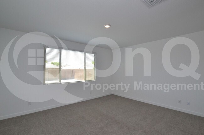 Building Photo - 9213 W Glenrosa Ave