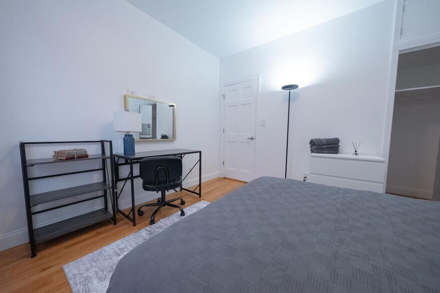 Building Photo - 302 E 104th St