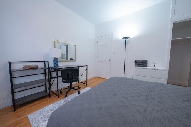 Building Photo - 302 E 104th St