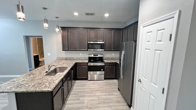 Building Photo - Beautiful 3 Bedroom, 2 Bathroom Home in Pa...