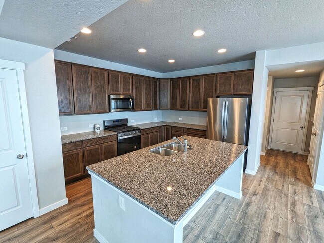 Building Photo - 3 Bedroom, 2.5 Bathroom with two car garage