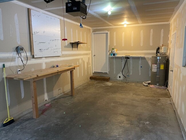 Building Photo - ***PENDING APPLICATION***Lovely 2 Bedroom Home with Den