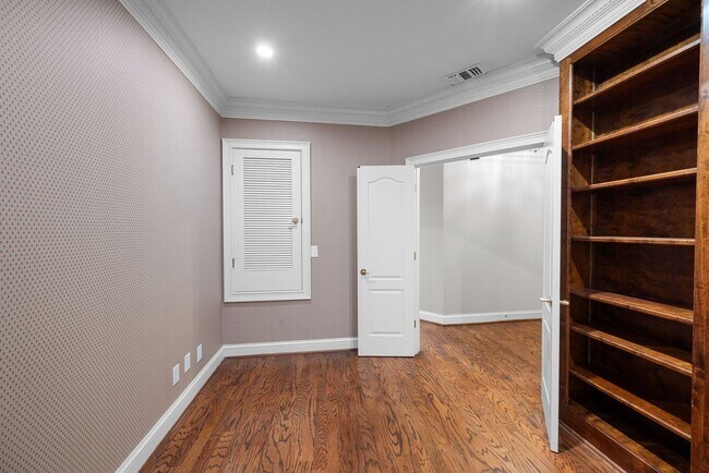 Building Photo - Newly Renovated Condo in The Westende with...
