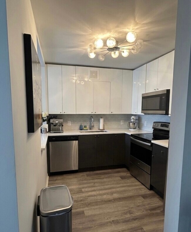 Building Photo - 33 W Delaware Pl