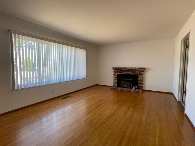 Building Photo - Remodeled 3 Bedroom 2 Bath in Berryessa area of San Jose