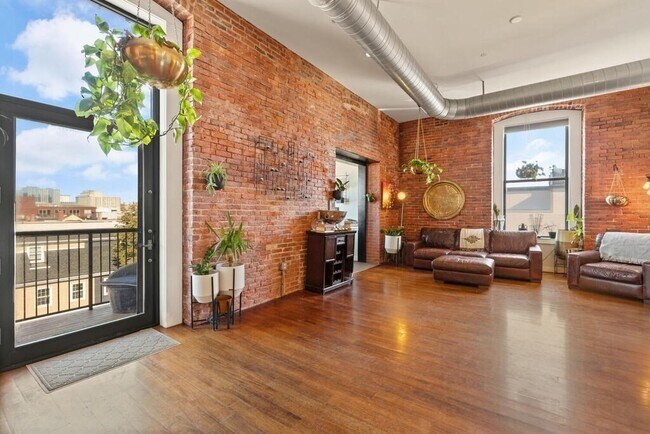 Building Photo - 125 B St