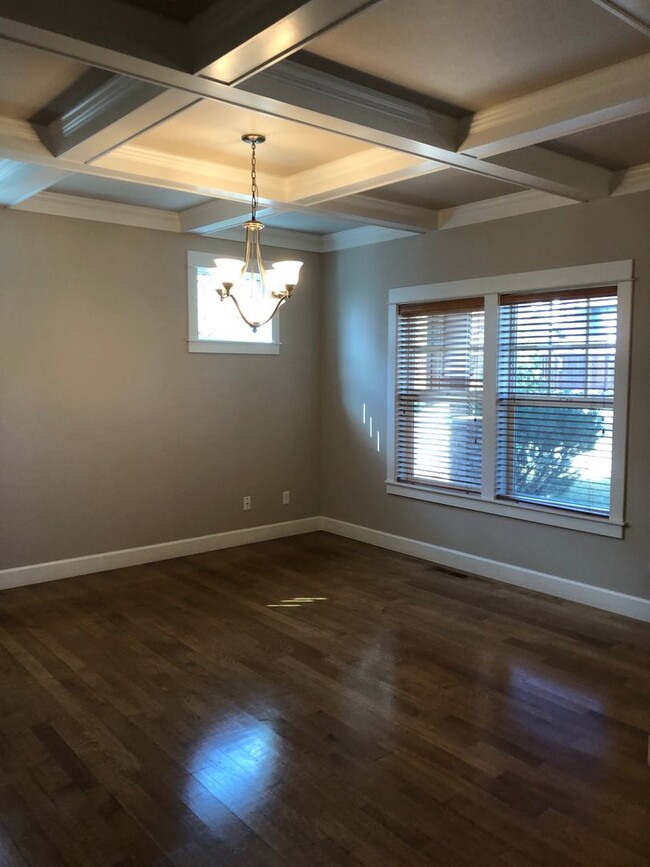 Building Photo - 4 Bedroom / 2.5 Bathroom Home in SE Bend