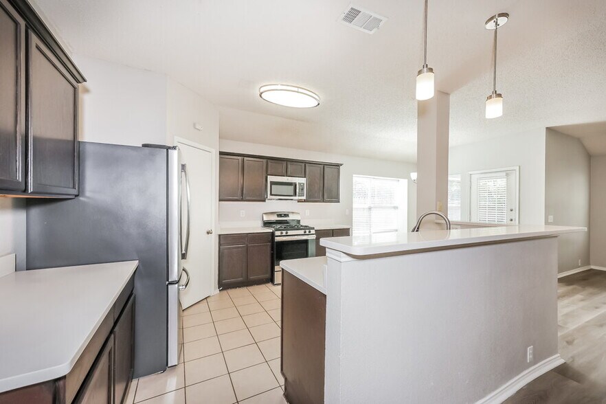 Building Photo - 833 Lariat Dr