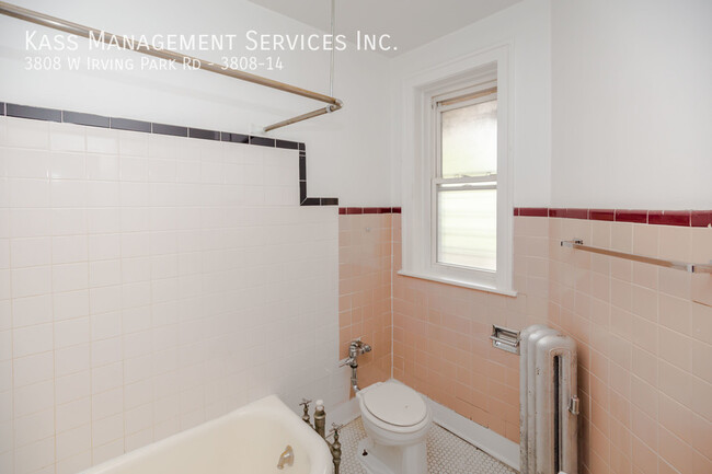 Building Photo - Irving Park 1 bed/1 bath, Hardwood floors,...