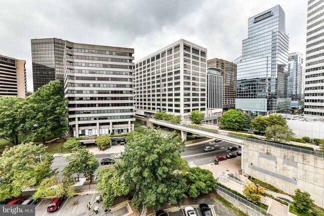 Building Photo - 1021 Arlington Blvd
