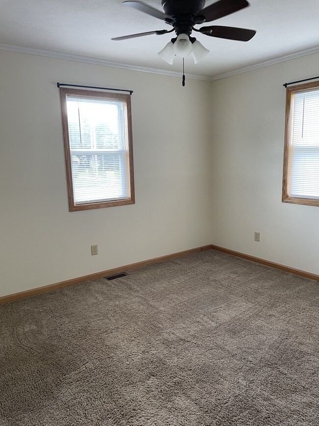 Building Photo - 206 W Albro St