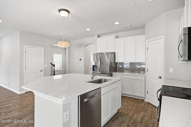 Building Photo - 92 Fernbrook Dr