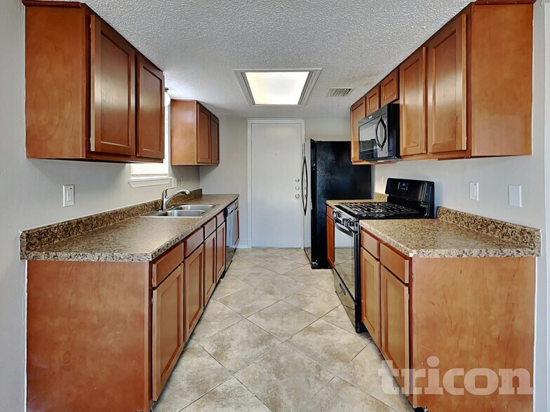 Building Photo - 1911 Deaf Smith Dr