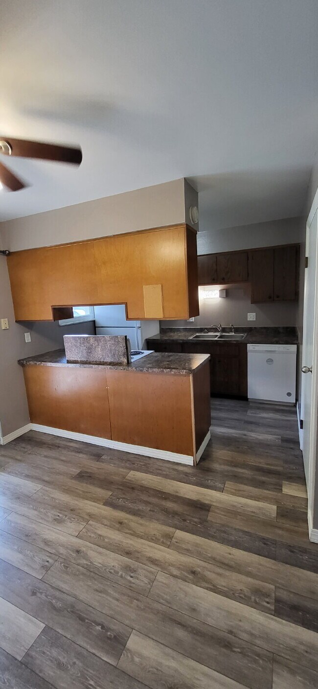 Building Photo - Two Bedroom Townhouse