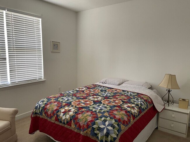 Building Photo - 395 S Crow Creek Dr