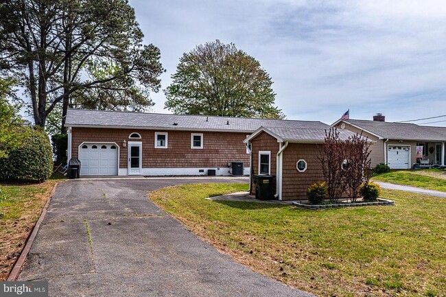 Building Photo - 627 Popes Creek Ave