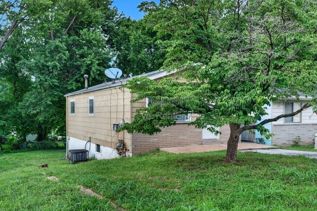 Building Photo - 235 Flora Dr