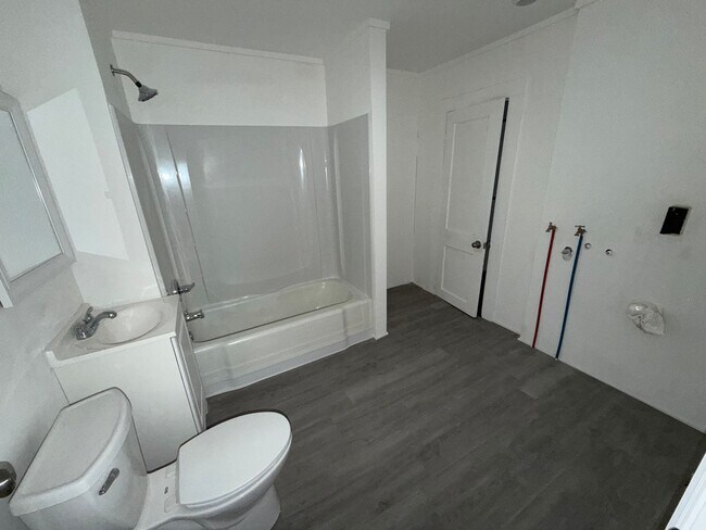 Building Photo - 202 Woodward St NE