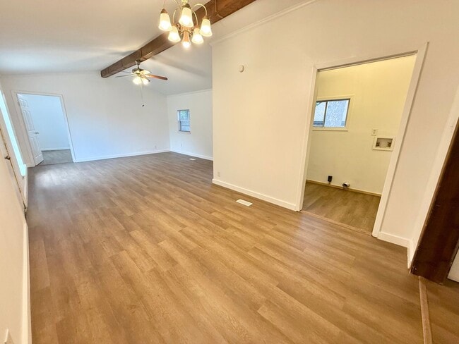 Building Photo - 4-bed, 3-bath, HUGE yard!