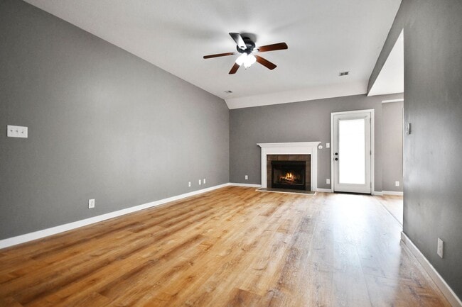 Building Photo - Pet Friendly Three Bedroom!
