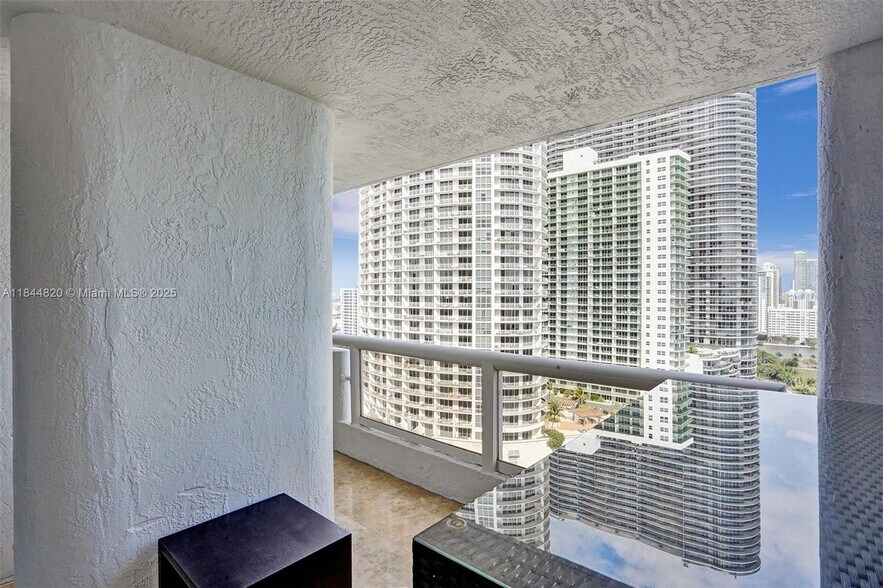 Building Photo - 1717 N Bayshore Dr