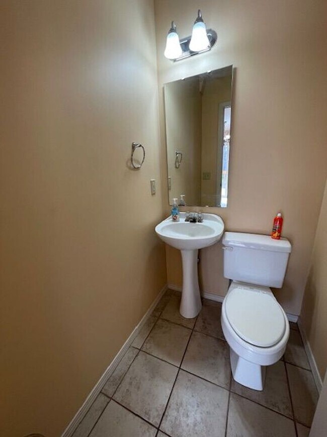 Building Photo - 4 Bedroom Home in SE Springfield!