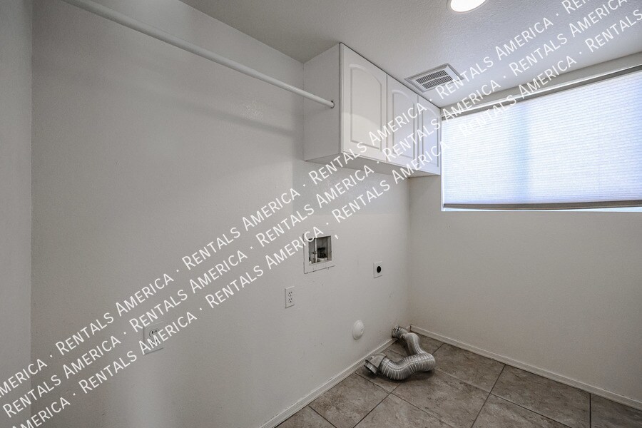 Building Photo - 2361 W Myrtle Dr