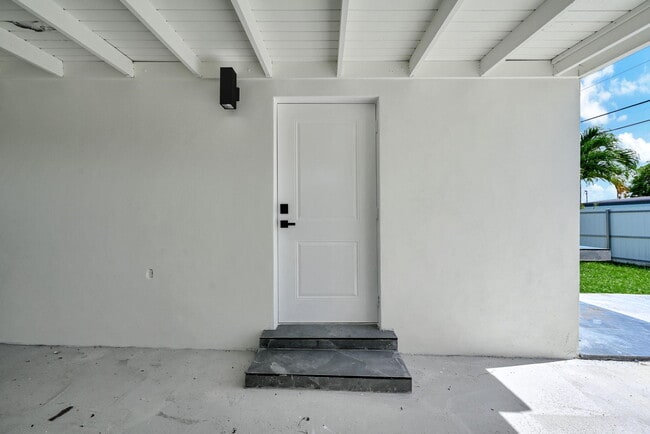 Building Photo - 4040 SW 108th Ave