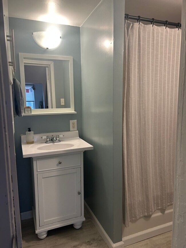 Building Photo - 1802 W 3rd St