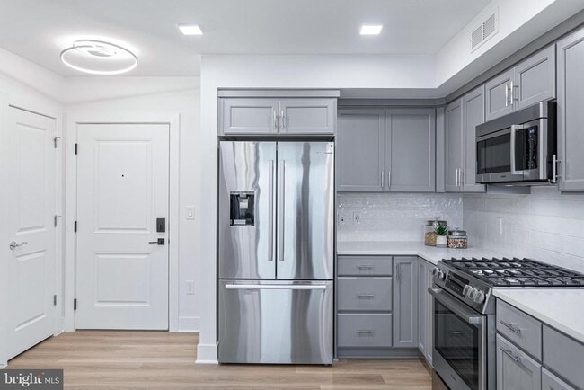 Building Photo - 701 N Henry St