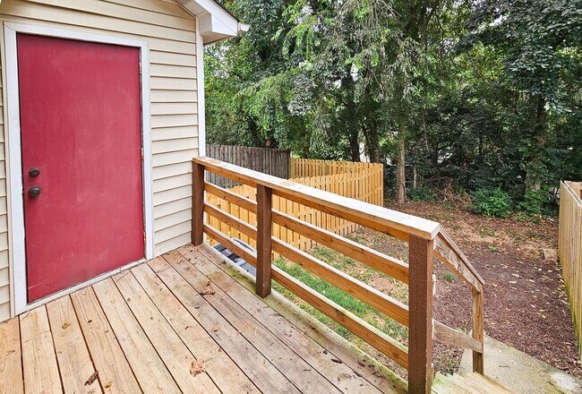 Building Photo - West Knoxville 37923 - 2 bedroom, 1.5 bath condo with hardwood floors - Contact Ryan Fogarty (865...
