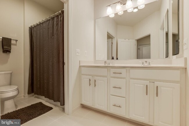 Building Photo - Stunning, light-filled end unit townhome in sought-after Brambleton community.