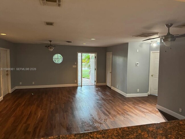 Building Photo - 812 SE 14th Ct