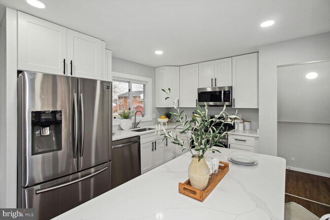 Building Photo - 10 Wendslow Rd