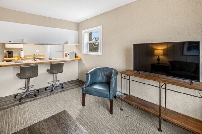 Building Photo - Downtown Anchorage Two Bedroom Two Bath (101)