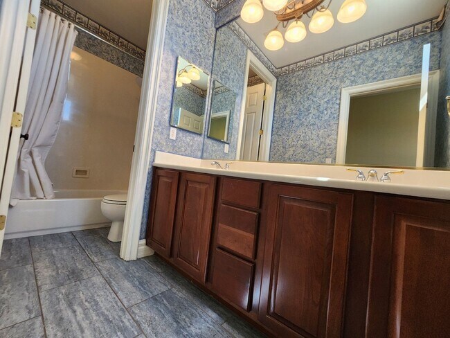 Building Photo - Beautifully Upgraded Southern Highlands Ga...