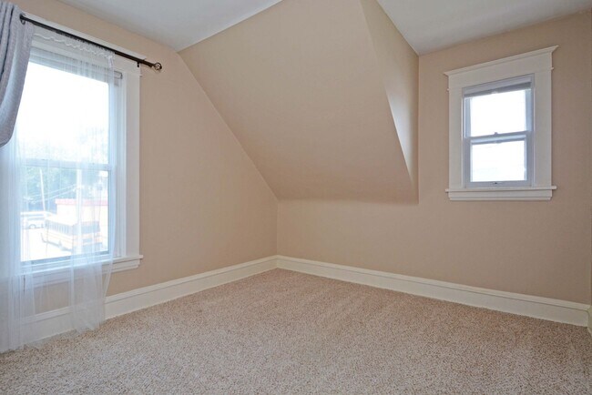 Building Photo - 3BD Home with Deck, Fenced Yard & Garage—S...