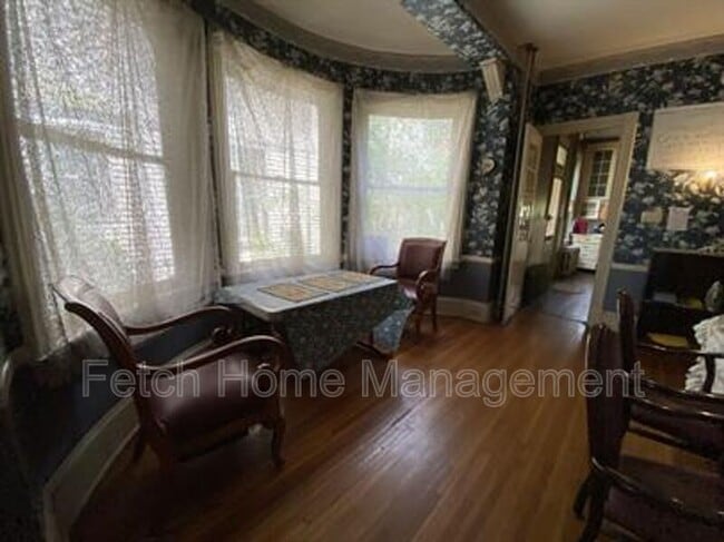 Building Photo - 911 E King St