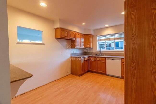 Building Photo - 713 San Francis Ave