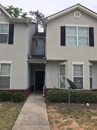 Building Photo - 4bdrm Townhome