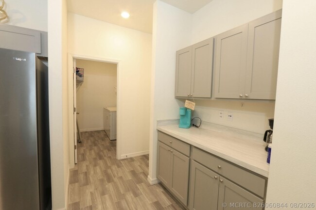 Building Photo - 592 SW Dauphin Ave